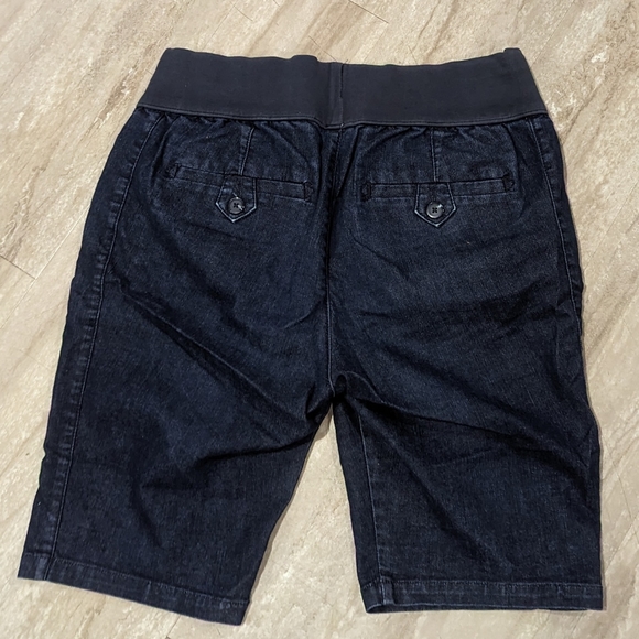 Old Navy Maternity Shorts size Medium - Picture 2 of 3